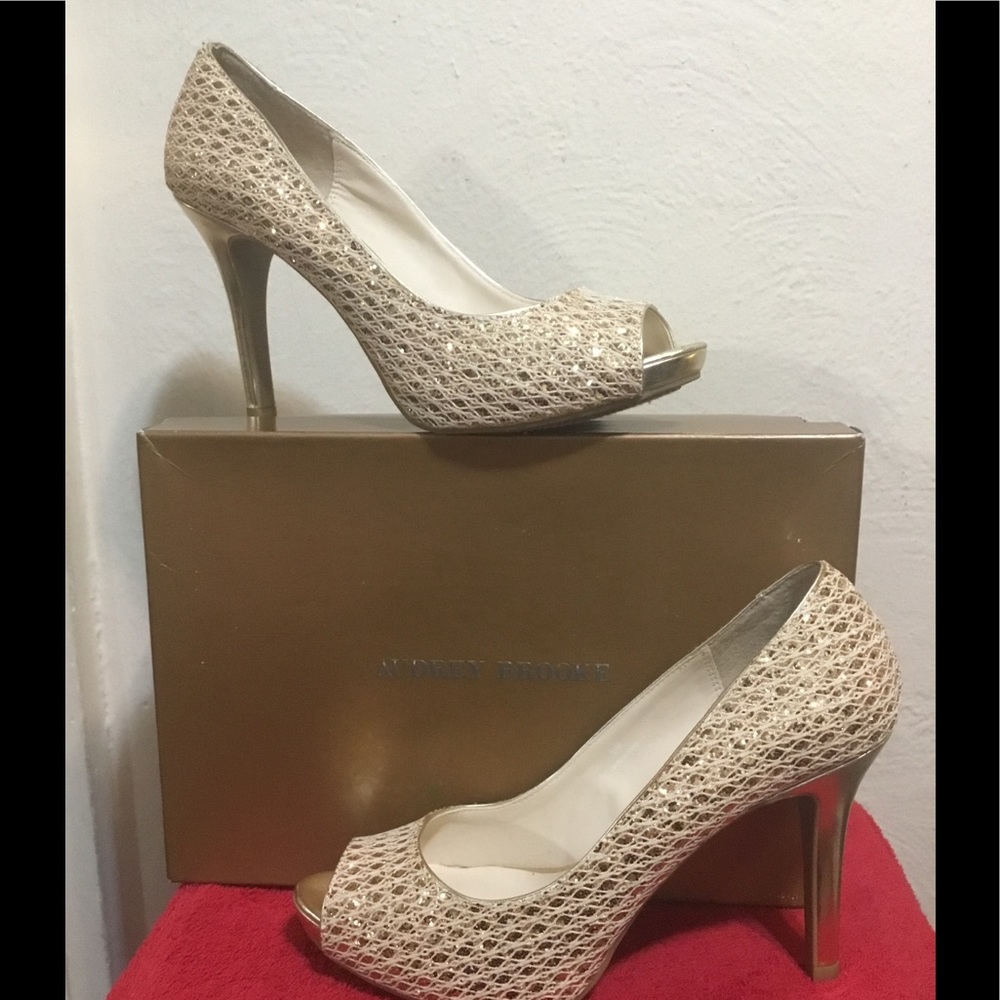 Audrey Brooke 9.5M Sexy Gold Peek Toe Pumps EUC